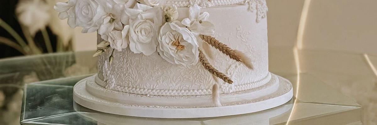 10 Elegant White Winter Wedding Cakes for a Magical Celebration 10 Elegant White Winter Wedding Cakes for a Magical Celebration